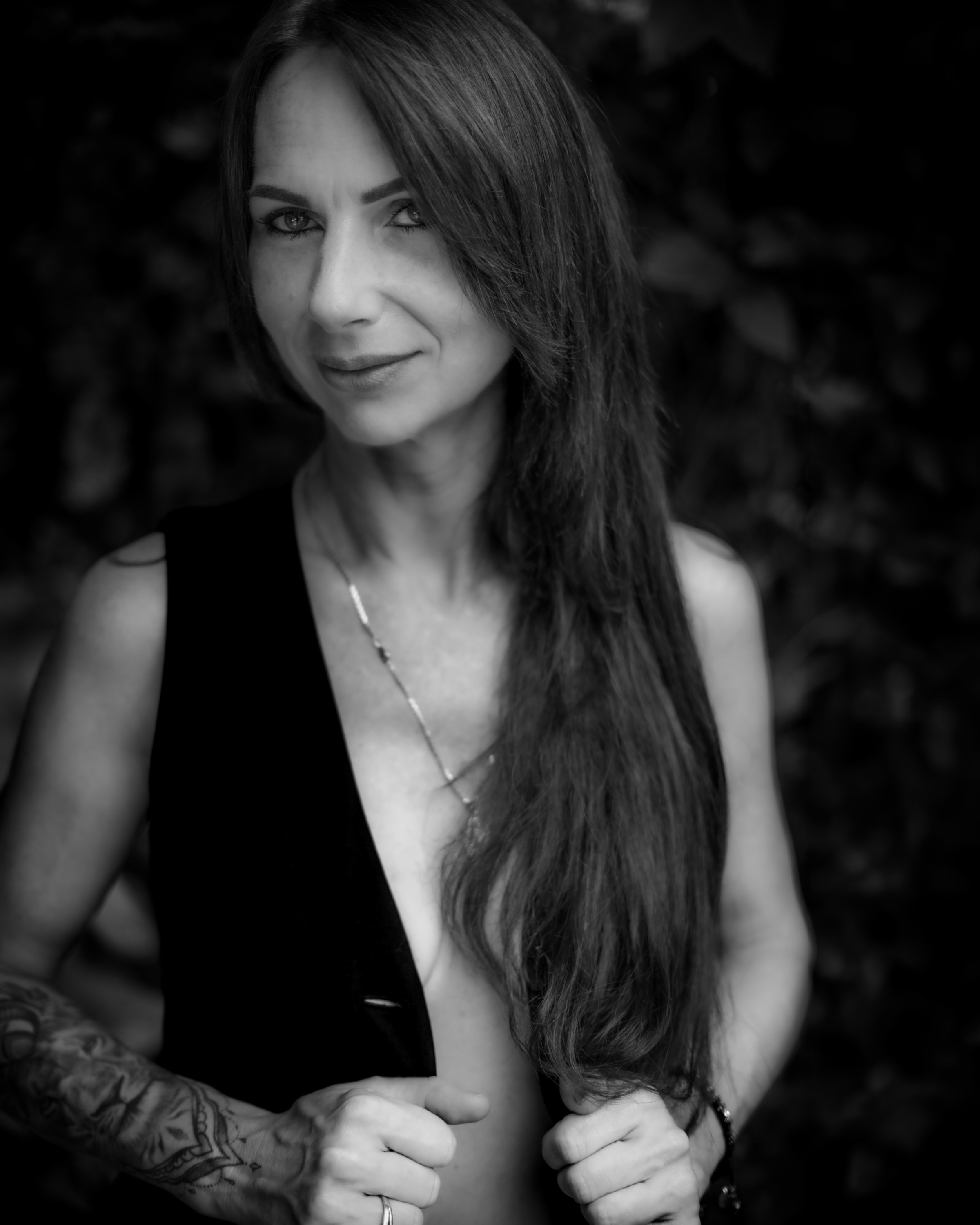 Gebhardt-Photography Zürich: Authentisches Low-Key Portait einer Frau Outdoor